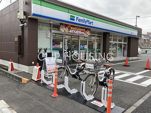 ファミリーマート中白根店 徒歩9分。 690m