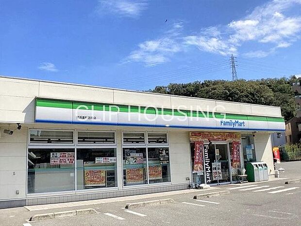 ファミリーマート横浜釜利谷南店 徒歩6分。 410m