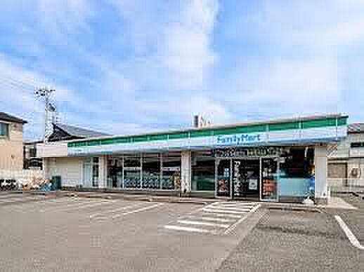 ファミリーマート泉上飯田町店 徒歩3分。 200m