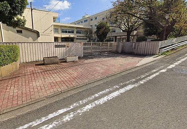 横浜市立本宿中学校 徒歩10分。 800m