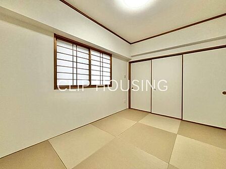 一日の体を休める寝室。ウッドベースの配色を採用し温かみのある室内に仕上げました。