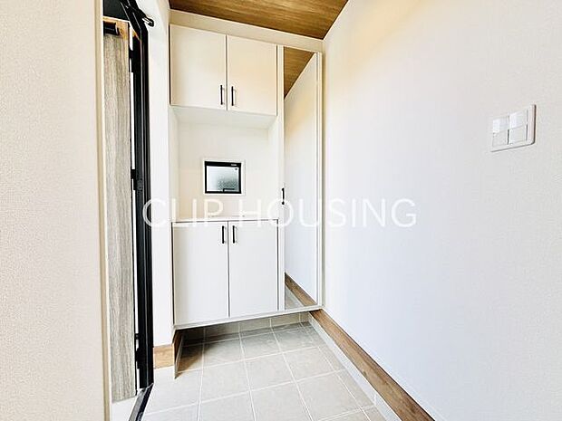 お客様をお迎えする玄関は落ち着いた雰囲気。帰り着くたびに洗練されたテイストの空間に迎えられ誇りと喜びを感じる玄関まわりです。