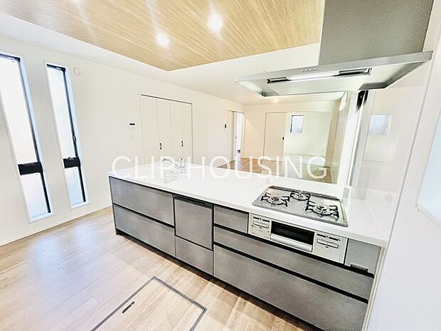 家事動線やリビングとのつながりに配慮し、食事の準備や片付けなどの家事を楽しくするキッチンスペースに仕上げました。毎日使う場所だから気持よく使えて、居心地の良い空間に。