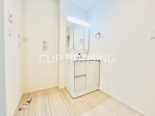 広々とした三面鏡・シャンプードレッサー付きの洗面化粧台で朝の身だしなみもバッチリですね。