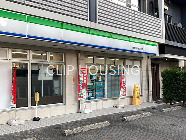 ファミリーマート横浜子安通三丁目店 徒歩8分。 590m