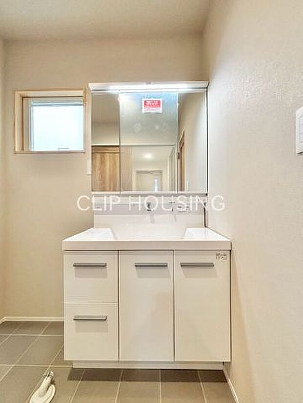 広々とした三面鏡・シャンプードレッサー付きの洗面化粧台で朝の身だしなみもバッチリですね。