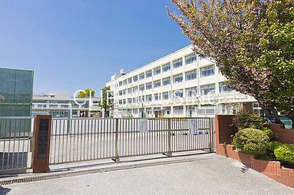 横浜市立中沢小学校 徒歩9分。 680m
