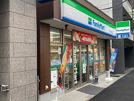 ファミリーマート横浜吉野町駅西店 徒歩3分。 200m