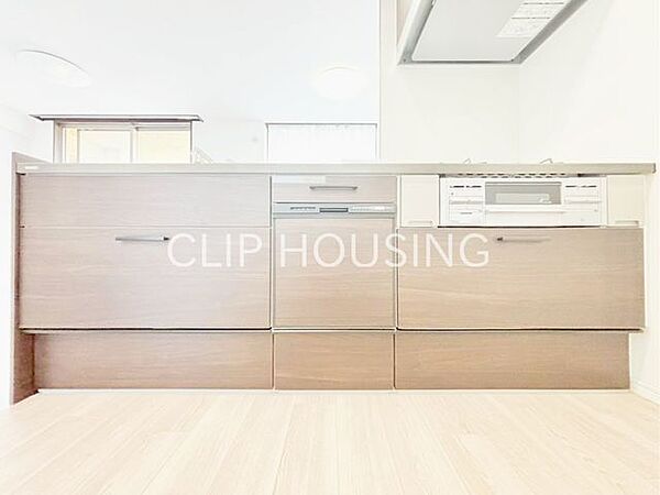 リフォーム済みの新品キッチンは収納たっぷり！調理器具やストック品もスッキリ片付きます。