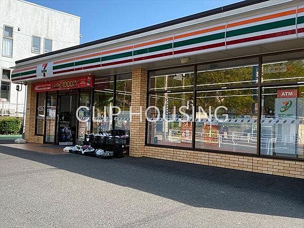 セブンイレブン横浜栄桂台南1丁目店 徒歩4分。 300m