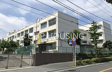 横浜市立秋葉小学校 徒歩10分。 790m