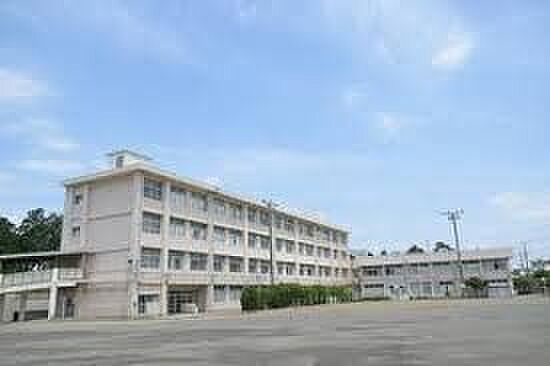 横浜市立南瀬谷中学校 徒歩9分。 670m