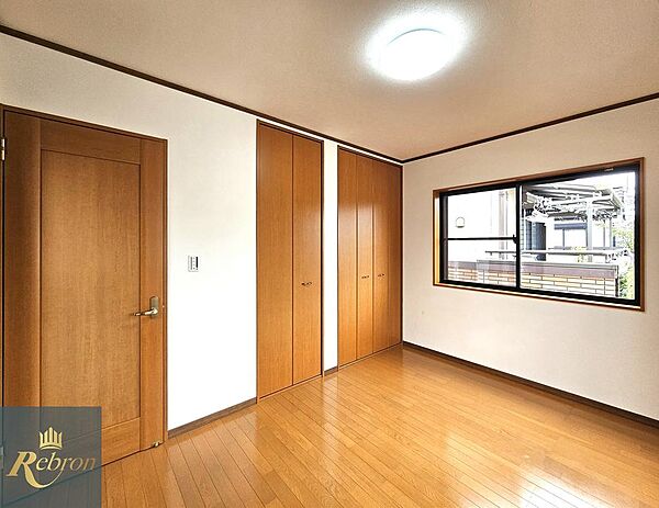 6帖の洋室は、寝室や子ども部屋などライフスタイルに合わせて使えるちょうどよい広さのお部屋です。