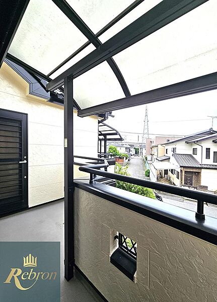 屋根付きバルコニーは、急な雨でも洗濯物が濡れにくく、天候を気にせず毎日使いやすい便利な空間です。
