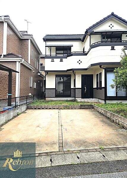 駐車スペースは並列2台分を確保。車の出し入れがしやすく、日々の通勤や買い物にも便利です。
