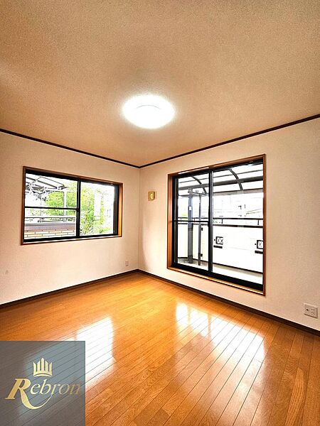 6帖の洋室は、寝室や子ども部屋などライフスタイルに合わせて使えるちょうどよい広さのお部屋です。