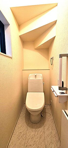 【No2号棟】収納付きのトイレは、トイレットペーパーや掃除用品をすっきり収納可能。生活感を抑え、いつでも清潔感のある空間を保てます。