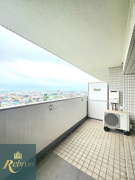 11階からの開放的な眺望が魅力。南北両面バルコニーのため、陽当たり・風通しともに良く、洗濯物も気持ちよく乾きます。