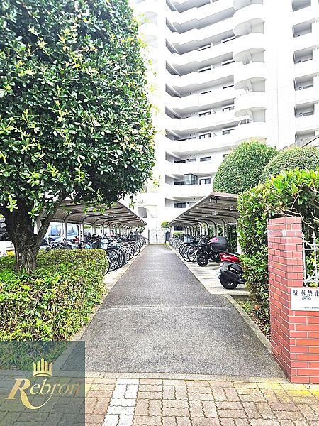 【駐輪場】総戸数100戸のビッグコミュニティ。管理体制も整い、安心して暮らせるマンションです。