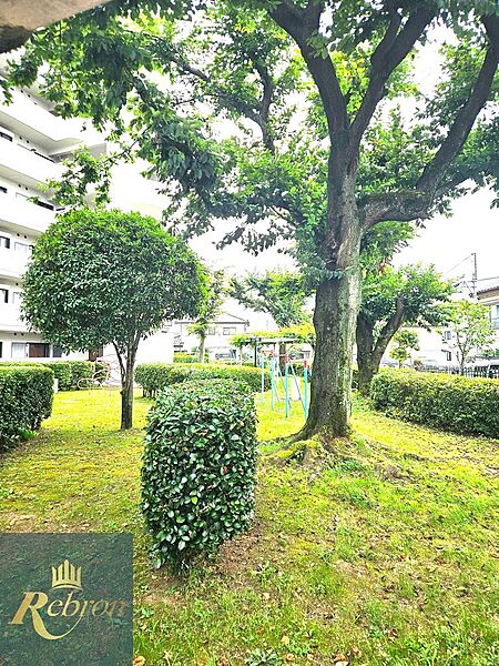 緑豊かに整備された共用庭園。四季の移ろいを感じながら、散歩やお子様との時間など、住民の憩いの場としてご利用いただけます。