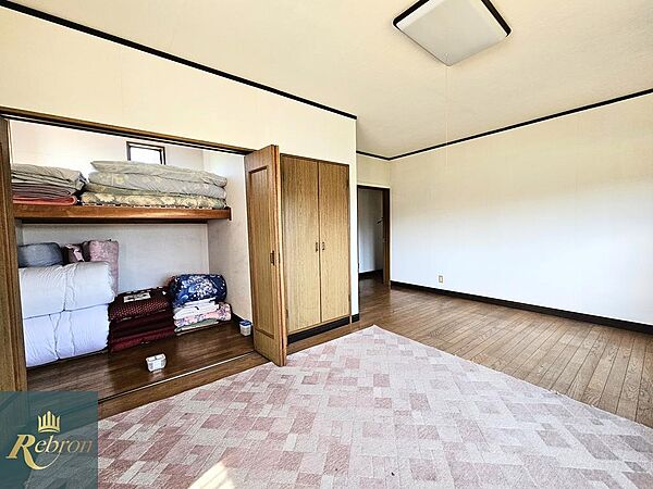 8.5帖のゆとりある洋室。広い収納スペースを備えており、衣類や荷物をすっきり片付けてお部屋を広く使えます。