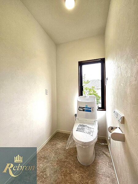 ゆとりの1.5帖サイズで、広々と使いやすいトイレ空間。車椅子対応や将来のバリアフリー化にも配慮しやすい余裕のある設計です。