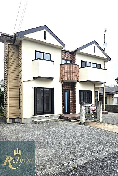 一部タイル張りを取り入れた重厚感ある外観デザイン。シックで上質な佇まいが街並みに映え、帰るたびに気分が上がる、こだわりの顔です。