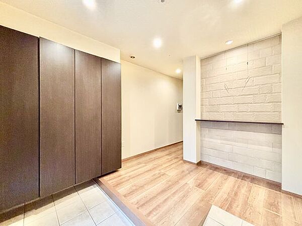 広々とした玄関に大容量のシューズ収納を備え、来客を心地よく迎える上質な空間。アクセント壁がインテリア性を高め、帰宅時に気分が上がる魅力的なエントランスです。