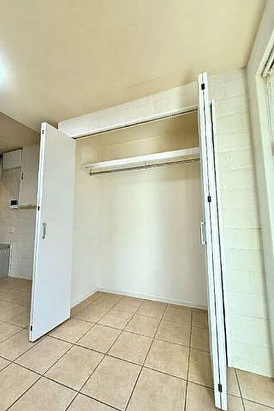 大容量クローゼットで道具やアウトドア用品をすっきり収納可能。車庫から直行できる便利な動線で、趣味室としても居住空間としても快適に使える一室です。※AIで荷物を消しています