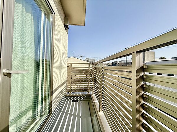 2階部分、3階部分にもバルコニー設置がございます。洗濯干しスペースとしてはもちろん、室内に置いておきたくないトラッシュボックスの設置なども可能です。