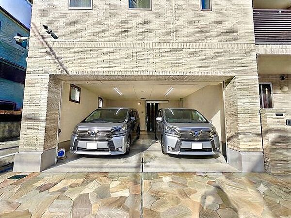 広々としたビルトイン車庫で雨風を気にせず駐車可能。玄関への動線も短く、荷物の出し入れが快適。車庫内に2台、車庫前にも1台の計3台駐車可能です◎※AIによる加工です
