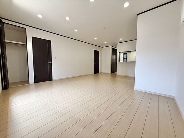 キッチンからすべてが見渡せ、キッチンやダイニングからもテレビが見えます。キッチンで作業をしている人が、ダイニングやリビングにいる家族を見渡すことができ、孤立せずに家事ができます。