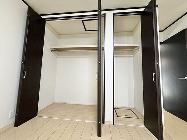 ウォークインクローゼットは、衣類をまとめてしまえるため、管理がしやすいことが特徴です。十分な広さを確保できれば、衣替えの手間もなく、大型用品や季節品、アウトドア用品まで収納可能です。