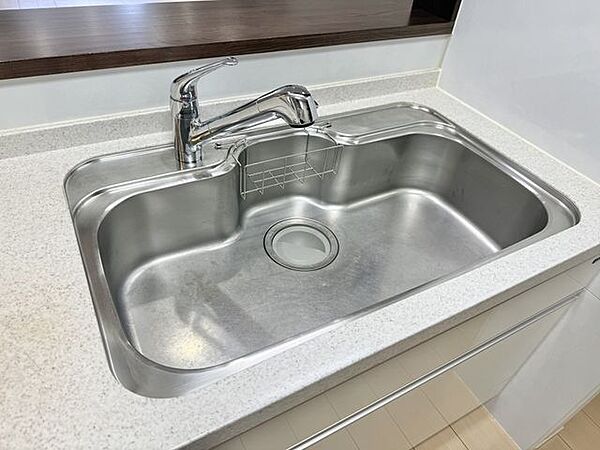 大きめシンクで鍋やフライパンもゆったり洗える快適さ。水はねを抑える設計で家事がスムーズに。使い勝手に優れたシンクです。