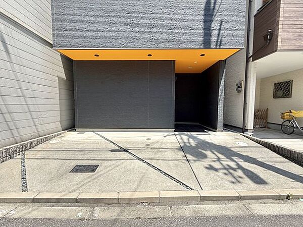 敷地内には駐車場も完備。お家を出てからすぐに乗車できるため、通勤はもちろんの事、日々のお買い物や、ご家族での旅行など様々なシーンで活躍します。