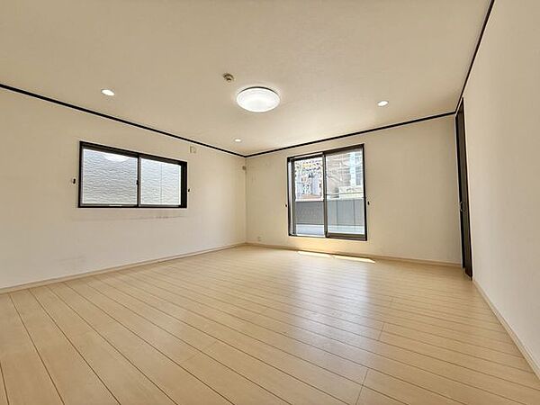 3階の洋室は、のびのびと過ごせる約12.2帖の大空間！明るい木目調のフローリングと白壁に、黒のフレームが空間をスタイリッシュに引き締めます。大型ベッドを置いてもゆとりある、主寝室に最適な一室です。