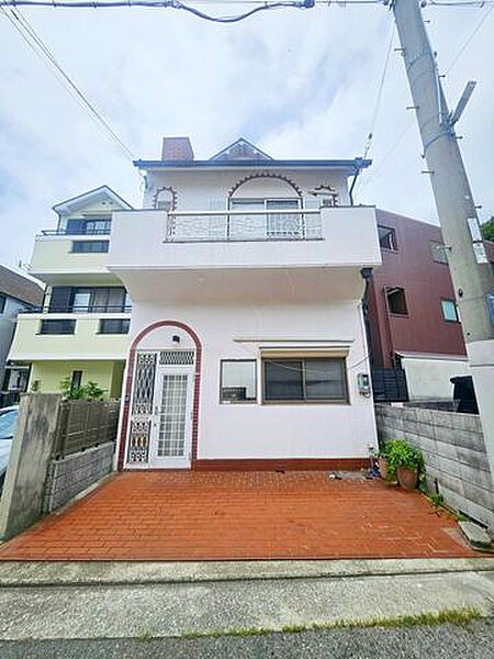 ホワイトを基調とした外観は、新しい建物には無い重厚感やヴィンテージ感を演出してくれます。