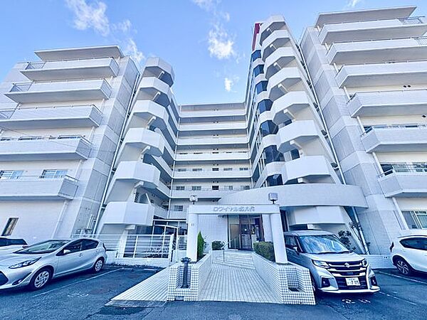落ち着いた街並みに調和する重厚感ある外観。
