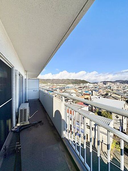 視界が開けたバルコニーで日当たり良好。洗濯物も気持ちよく干せる開放的な空間です。
