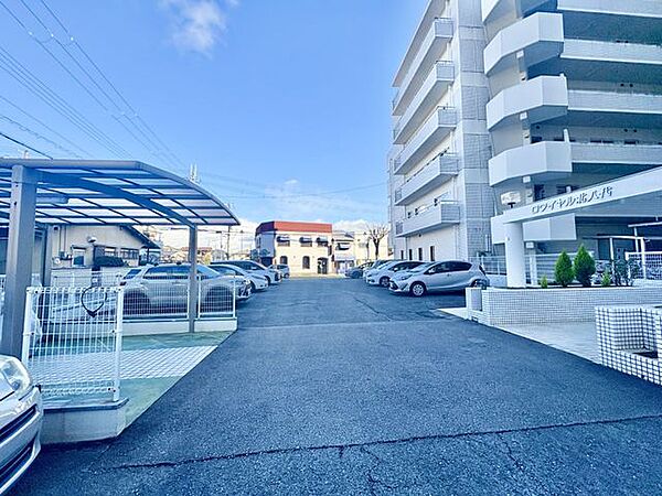 敷地内駐車場は出入りしやすく、ゆとりある配置で駐車もスムーズ。