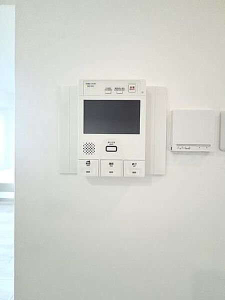 モニター付きインターホンで子どもがいる家庭も安心。防犯面を強化し、家族みんなの安全を守る設備です。