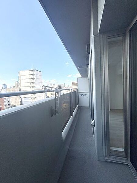 充分な広さと幅が確保されたバルコニー。天気が良い日には太陽の陽が差し込み、心地よいバルコニーです。　洗濯用の物干しもついているため、物干し台をご自身で用意頂く必要もございません。