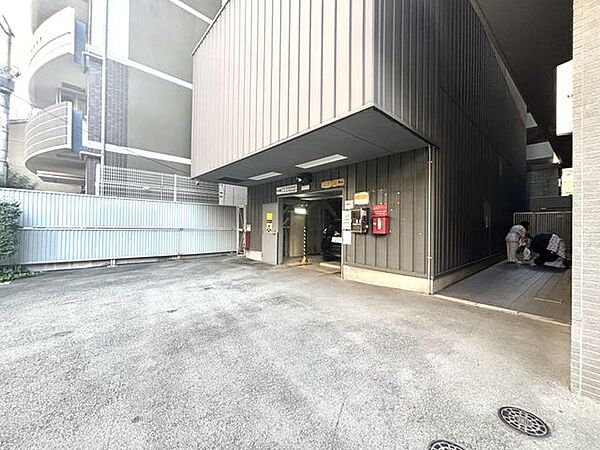 敷地内には駐車場も完備。お家を出てからすぐに乗車できるため、通勤はもちろんの事、日々のお買い物や、ご家族での旅行など様々なシーンで活躍します。（空き状況はお問合せください）