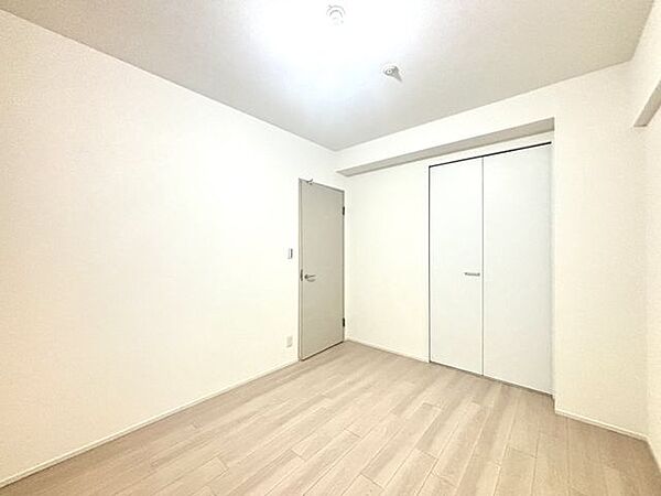 約6.3畳の洋室主寝室にぴったりの広さクローゼット付きでしっかり収納できます
