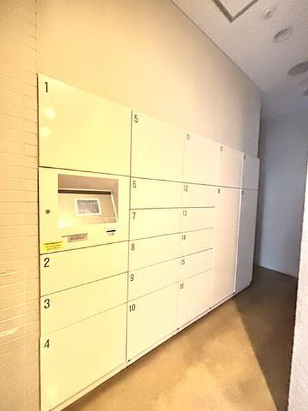 宅配ボックスは「不在時に荷物を受け取れる」や「宅配業者と接触せずに荷物を受け取れるので防犯対策になる」といったメリットがあります。忙しい方でも受け取りに便利な宅配ボックスがあると安心・快適・便利。