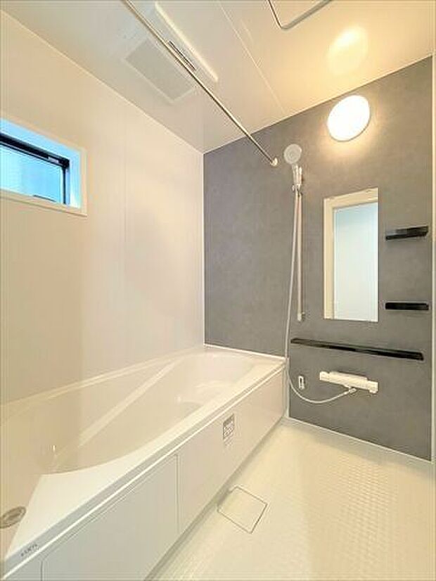 明るくのびのびと入浴できる浴室。浴室乾燥機付きなので雨の日のお洗濯物干し場に困る事もなさそうです。しっかりと換気ができるのも嬉しいですね。