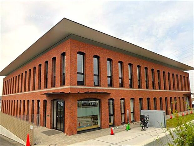 平手幼稚園 レンガの温かみに包まれる空間です。緑区が誇る染め物の色彩である藍色やアートを配し、遊びながら歴史や伝統に触れる体験を提供することで、創造力や感性、思いやりに彩られた未来につなげます…