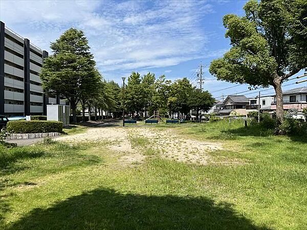 太子ヶ根公園【細長い敷地を有し、周りは木々が点在しています。滑り台とブランコの複合遊具、シーソーなどがあります。ベンチも数台あり、休憩スポットとしても良いですね。】 410m