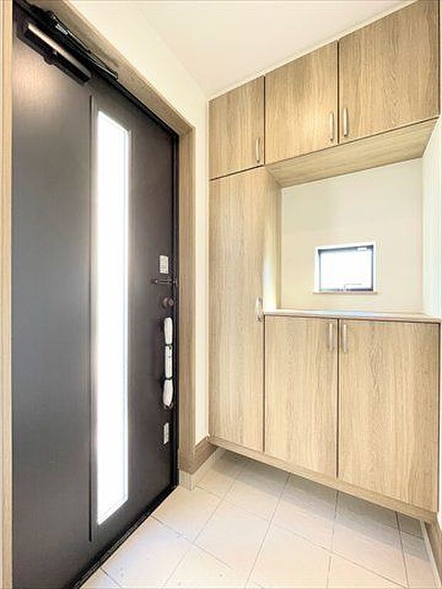 玄関には収納棚が設置されています。家族全員分の靴など片付けておけるのでスッキリとした空間を保てます◎