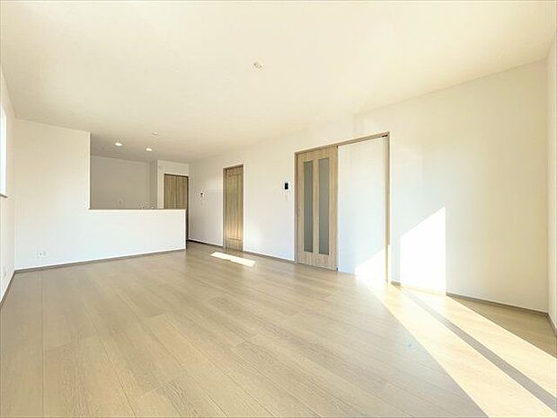 リビングとダイニングキッチンがワンフロアに集まった開放的な空間。できた料理をすぐに食卓へ運べるのも嬉しいところです。